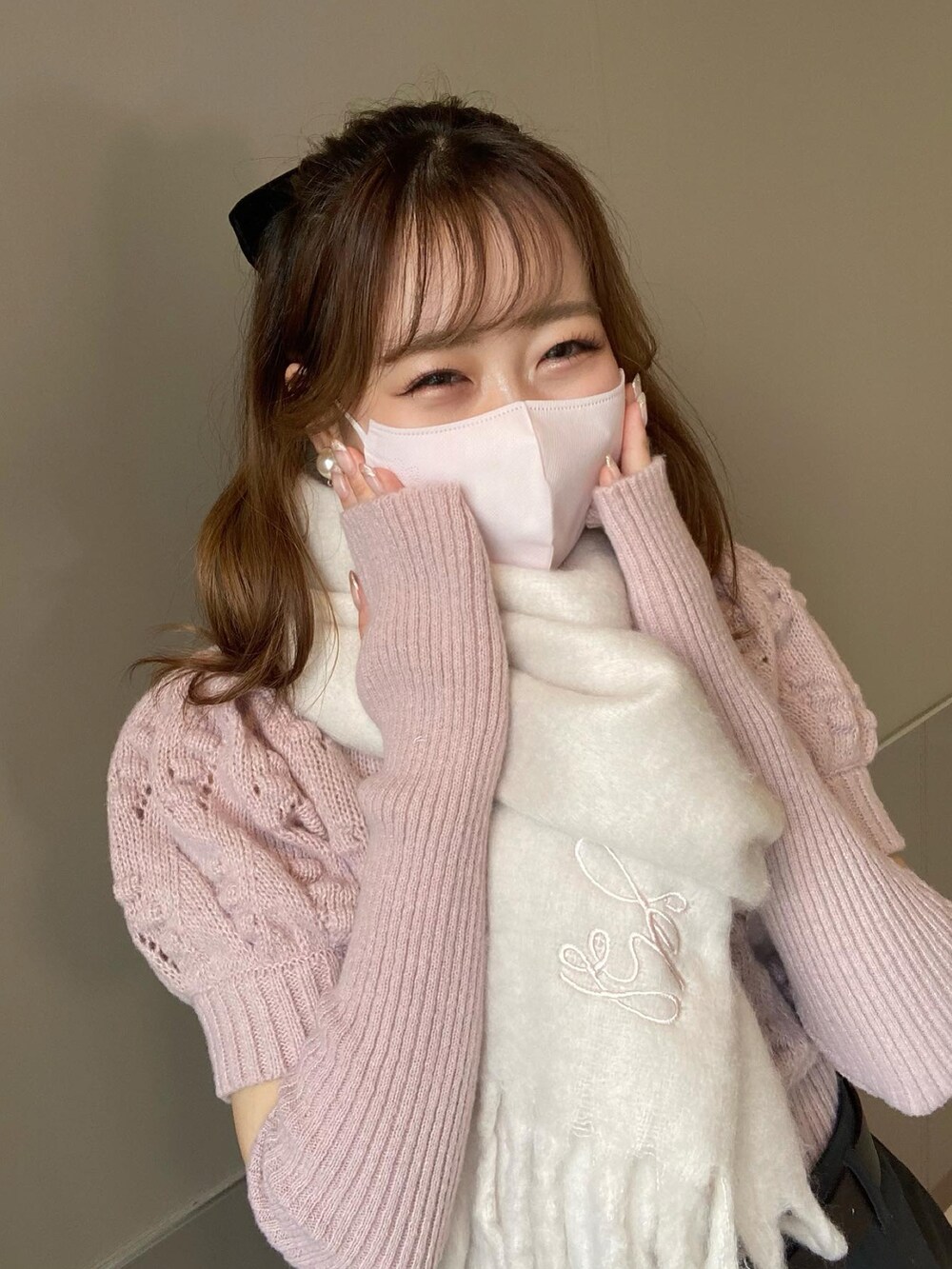 「秋コーデ、受注会、ナイスクラップ、秋色、デート、ニット、アームウォーマー、マフラー、ガーリー、イエベ春、骨格ウェーブ、ピンク、ピンクコーデ、白マフラー」｜「one after another NICE CLAUPのN刺しゅう入りブークレマフラー/premium order（マフラー、ホワイト系）」を使った、けるさん（レディース・159cm）の夏コーディネートの2枚目の写真