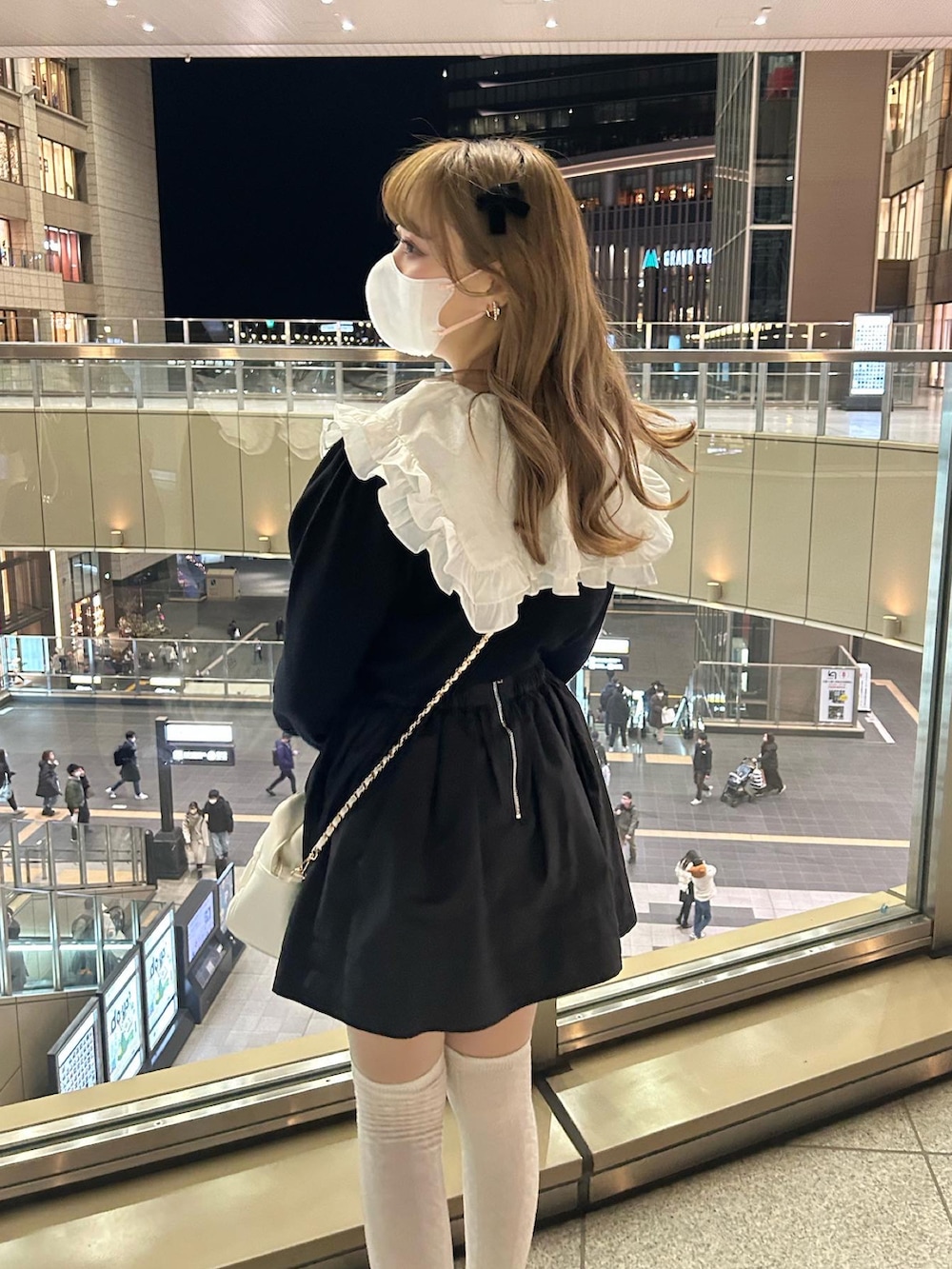 「ナイスクラップ、フレンチガーリー、ナイスクラップの新作、モノトーン、モノトーンコーデ、フリルブラウス、襟フリル、ミニスカート」｜「one after another NICE CLAUPの大きなフリル襟ブラウス　2023SS（シャツ/ブラウス、ホワイト系）」を使った、けるさん（レディース・159cm）の冬コーディネートの3枚目の写真