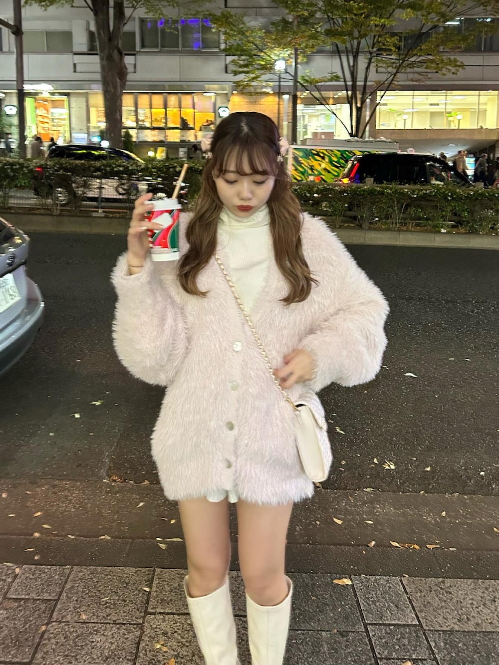 「カーディガン、ナイスクラップ、カーディガンコーデ、ロングブーツ、ピンク、ピンクコーデ、骨格ナチュラル、イエベ春」｜「one after another NICE CLAUPの【矢吹奈子さん着用】ふわモテあざと/フェザーロングカーディガン（カーディガン/ボレロ、ピンク系）」を使った、けるさん（レディース・159cm）の秋コーディネートの5枚目の写真