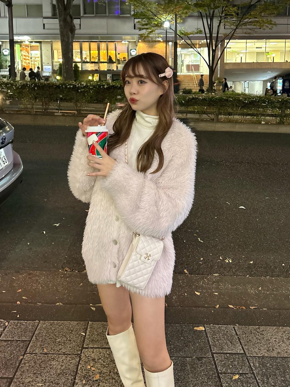 「カーディガン、ナイスクラップ、カーディガンコーデ、ロングブーツ、ピンク、ピンクコーデ、骨格ナチュラル、イエベ春」｜「one after another NICE CLAUPの【矢吹奈子さん着用】ふわモテあざと/フェザーロングカーディガン（カーディガン/ボレロ、ピンク系）」を使った、けるさん（レディース・159cm）の秋コーディネートの2枚目の写真
