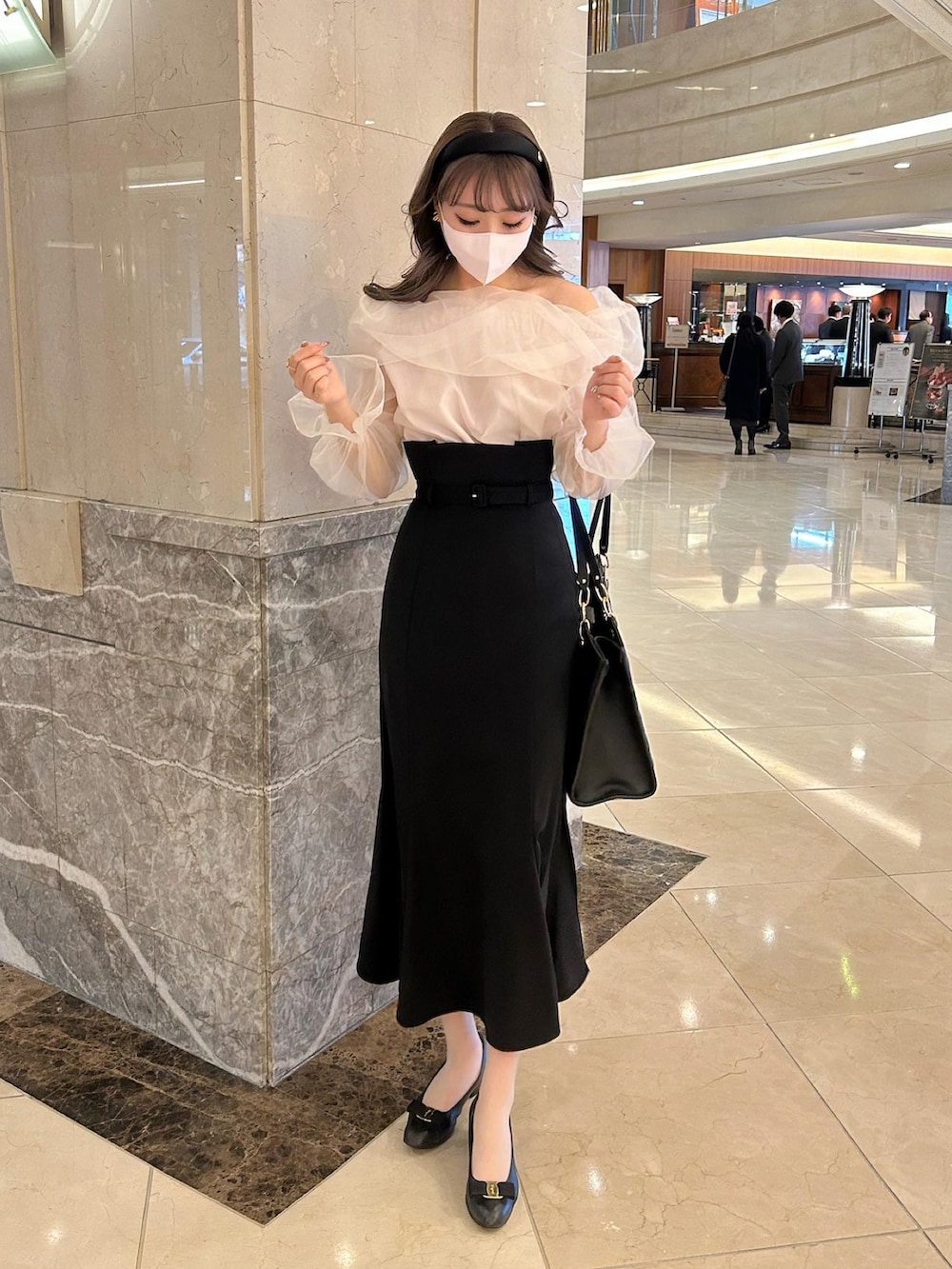 「ナイスクラップ、大人コーデ、お呼ばれスタイル、お呼ばれコーデ、マーメイドスカート、オフショルダー、透け感、キレイめ、トートバッグ」｜「one after another NICE CLAUPのオーガンオフショルブラウス　2023SS（シャツ/ブラウス、ピンク系）」を使った、けるさん（レディース・159cm）の春コーディネートの2枚目の写真