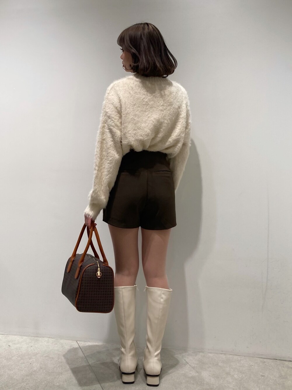 「ハイネックニット、ニット、ショートパンツ、ボストンバッグ、ロングブーツ、ネックレス、ブーツ、冬コーデ、淡色コーデ」|「one after another NICE CLAUPのふわふわ柔らかい着心地。ハイネックフェザーニット(ニット/セーター、ホワイト系)」を使った、けるさん(レディース・158cm)の冬コーディネートの2枚目の写真