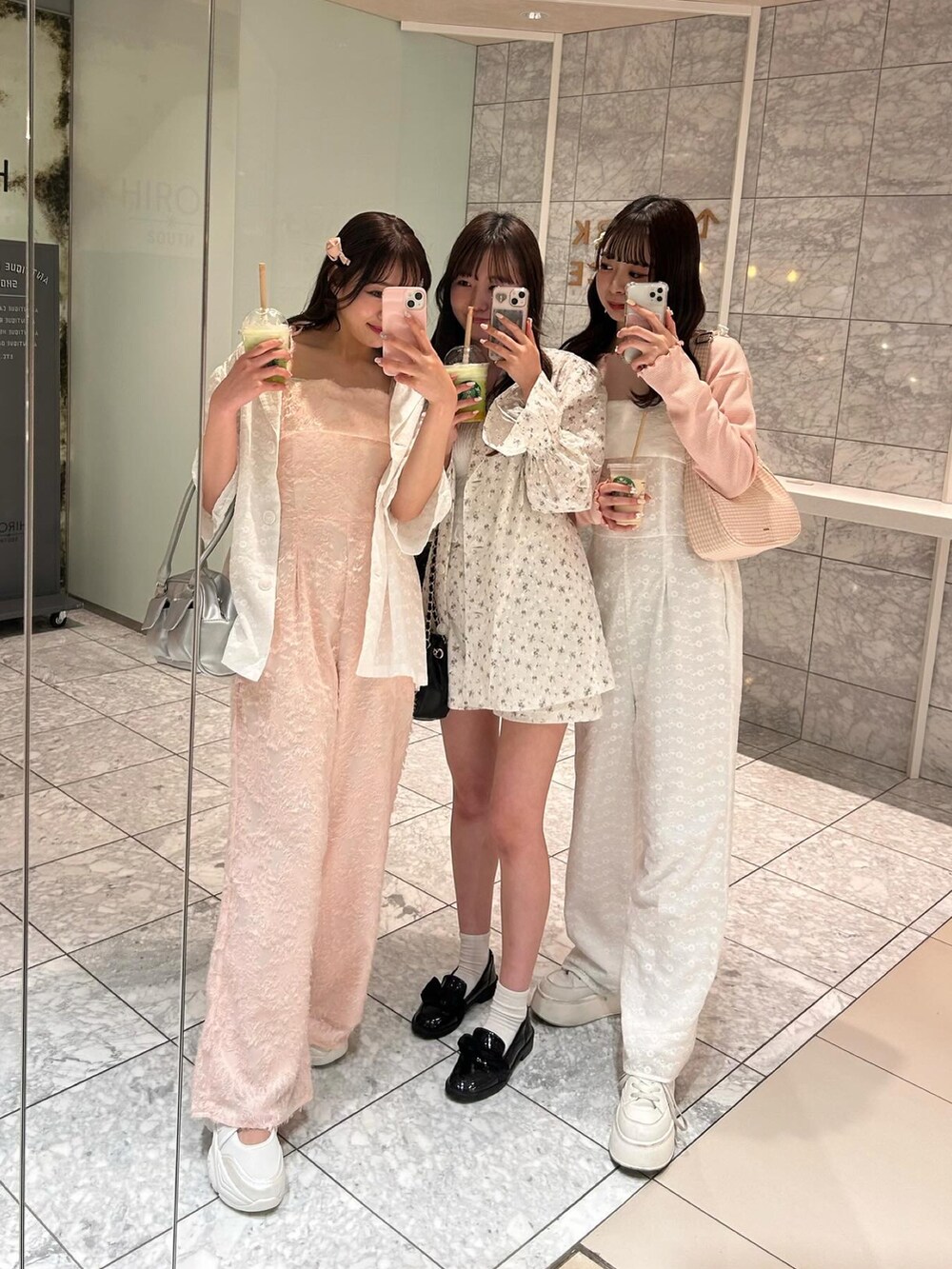 「ナイスクラップ、春服みてみて、春服、おでかけコーデ、お花見コーデ、花柄、サロペット、シミラールック」｜「one after another NICE CLAUPの【flower collection】フラワーサロペット（サロペット/オーバーオール、ピンク系）」を使った、けるさん（レディース・159cm）の春コーディネートの4枚目の写真