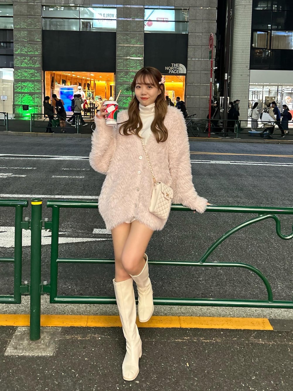 「カーディガン、ナイスクラップ、カーディガンコーデ、ロングブーツ、ピンク、ピンクコーデ、骨格ナチュラル、イエベ春」｜「one after another NICE CLAUPの【矢吹奈子さん着用】ふわモテあざと/フェザーロングカーディガン（カーディガン/ボレロ、ピンク系）」を使った、けるさん（レディース・159cm）の秋コーディネートの4枚目の写真