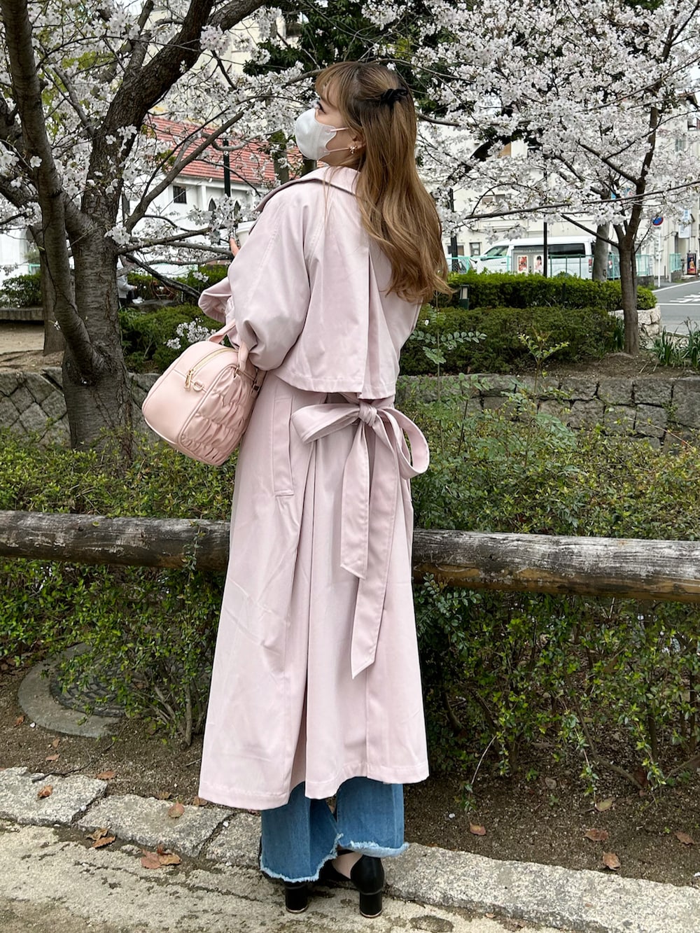 「ナイスクラップ、お花見コーデ、お花見、桜、ブラウス、ブラウス×デニム、デニム、デニムパンツ、ピンク、ピンクコーデ、ハンドバッグ、春コーデ、春」|「one after another NICE CLAUPのヘルシーな肌見せ。2wayオフショルブラウス(シャツ/ブラウス、ブラック系)」を使った、けるさん(レディース・159cm)の春コーディネートの2枚目の写真
