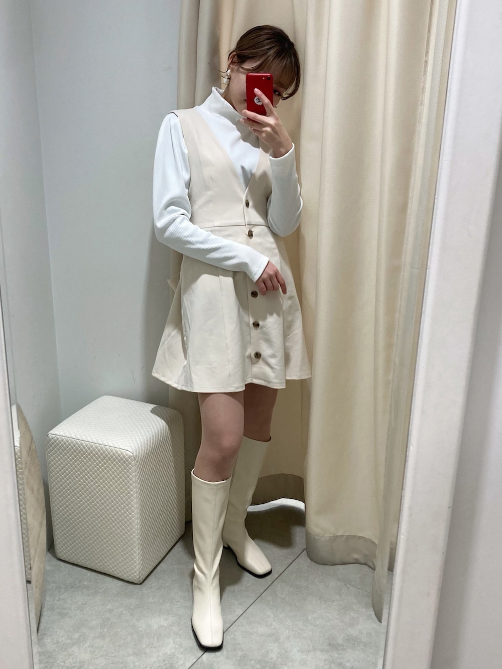 「オトナ女子、春コーデ、ブーツ、レイヤードスタイル、ワンピース、テーラードジャケット、ジレ、アップスタイル」|「one after another NICE CLAUPのリブハイネックトップス(Tシャツ/カットソー、ホワイト系)」を使った、けるさん(レディース・158cm)の冬コーディネートの3枚目の写真