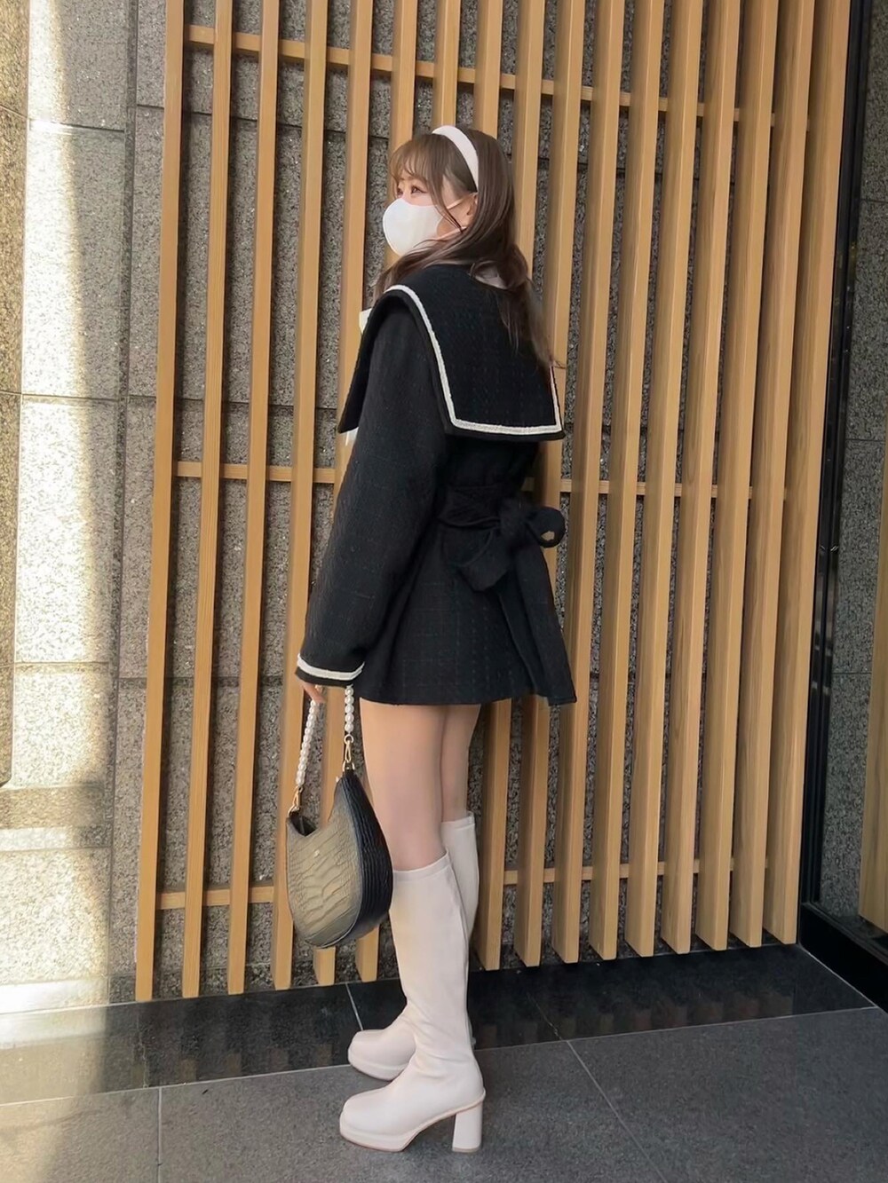 ブラック系のジャケット/アウター、ホワイト系のシャツ/ブラウスを着用したレディースの冬コーディネートの4枚目の写真