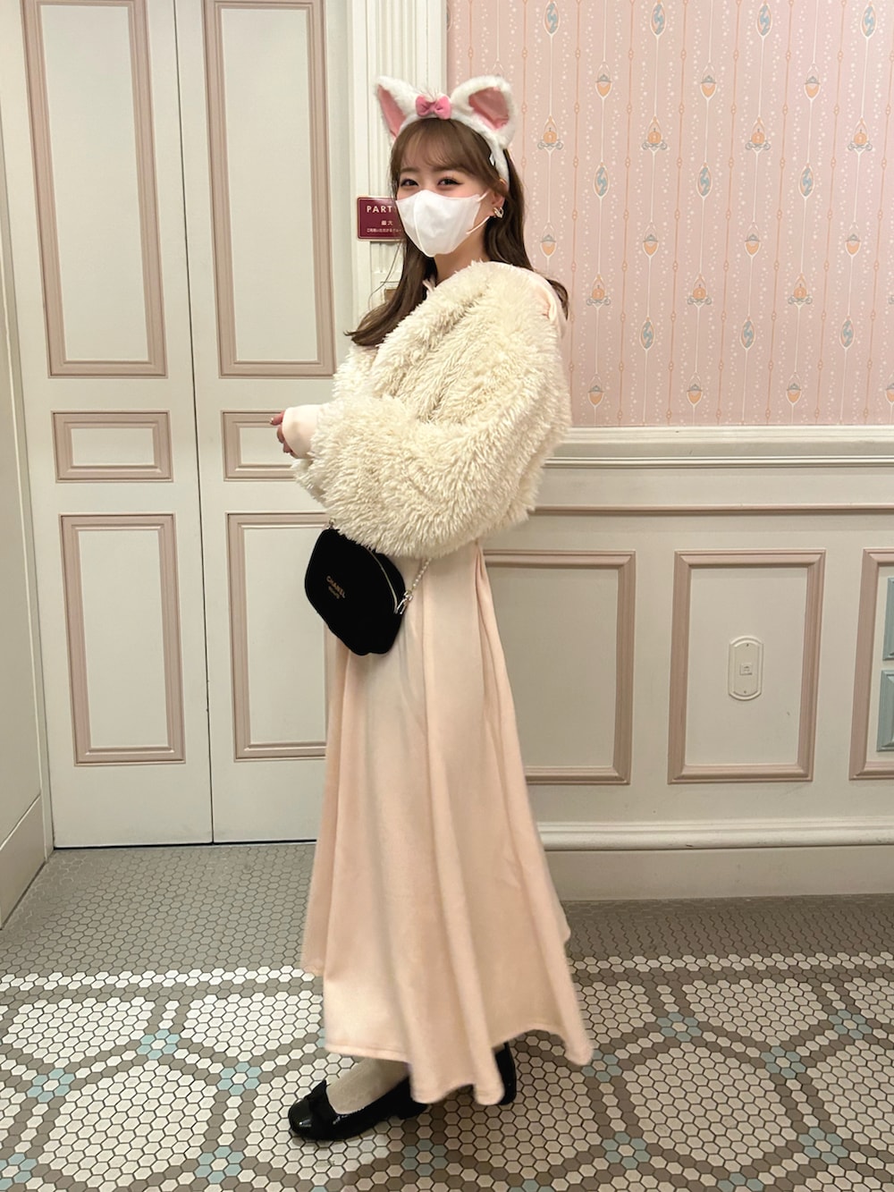 「ナイスクラップ、ワンピース、パーカー、パーカーコーデ、ロングワンピース、ピンクコーデ、ディズニー、ディズニーコーデ、ディズニーランド、マリーちゃんコーデ、マリーちゃん」｜「one after another NICE CLAUPのアイテム（ワンピース、ピンク系）」を使った、けるさん（レディース・159cm）の冬コーディネートの2枚目の写真