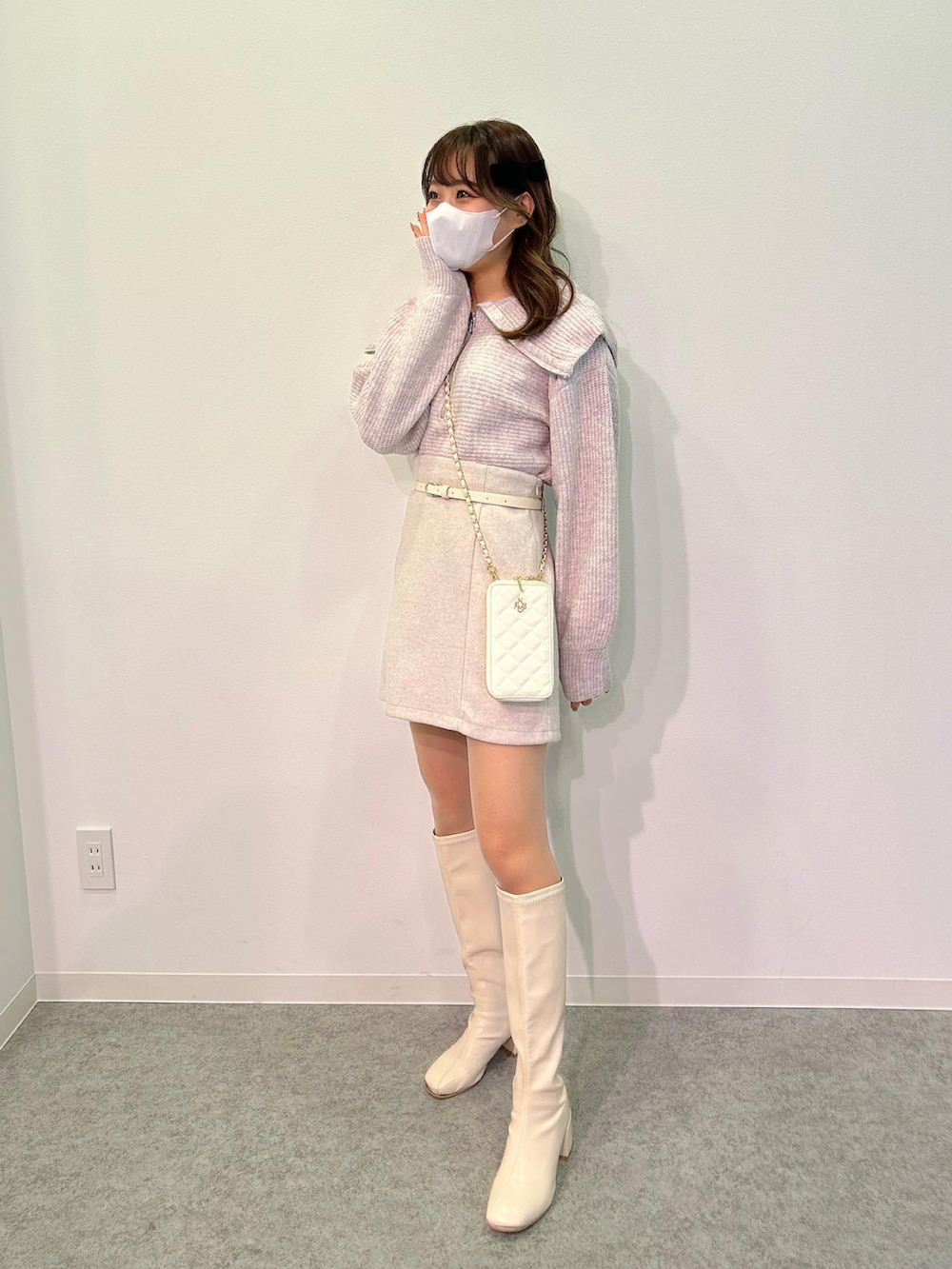 「秋コーデ、ニットコーデ、冬コーデ、お出かけコーデ、カラーニット、ホワイトブーツ、ナイスクラップ、ノベルティ、ナイスクラップのノベルティ、ミニスカート、セーラーカラー」｜「one after another NICE CLAUPのハーフジップセーラーカラーニット（ニット/セーター、ピンク系）」を使った、けるさん（レディース・159cm）の秋コーディネートの3枚目の写真