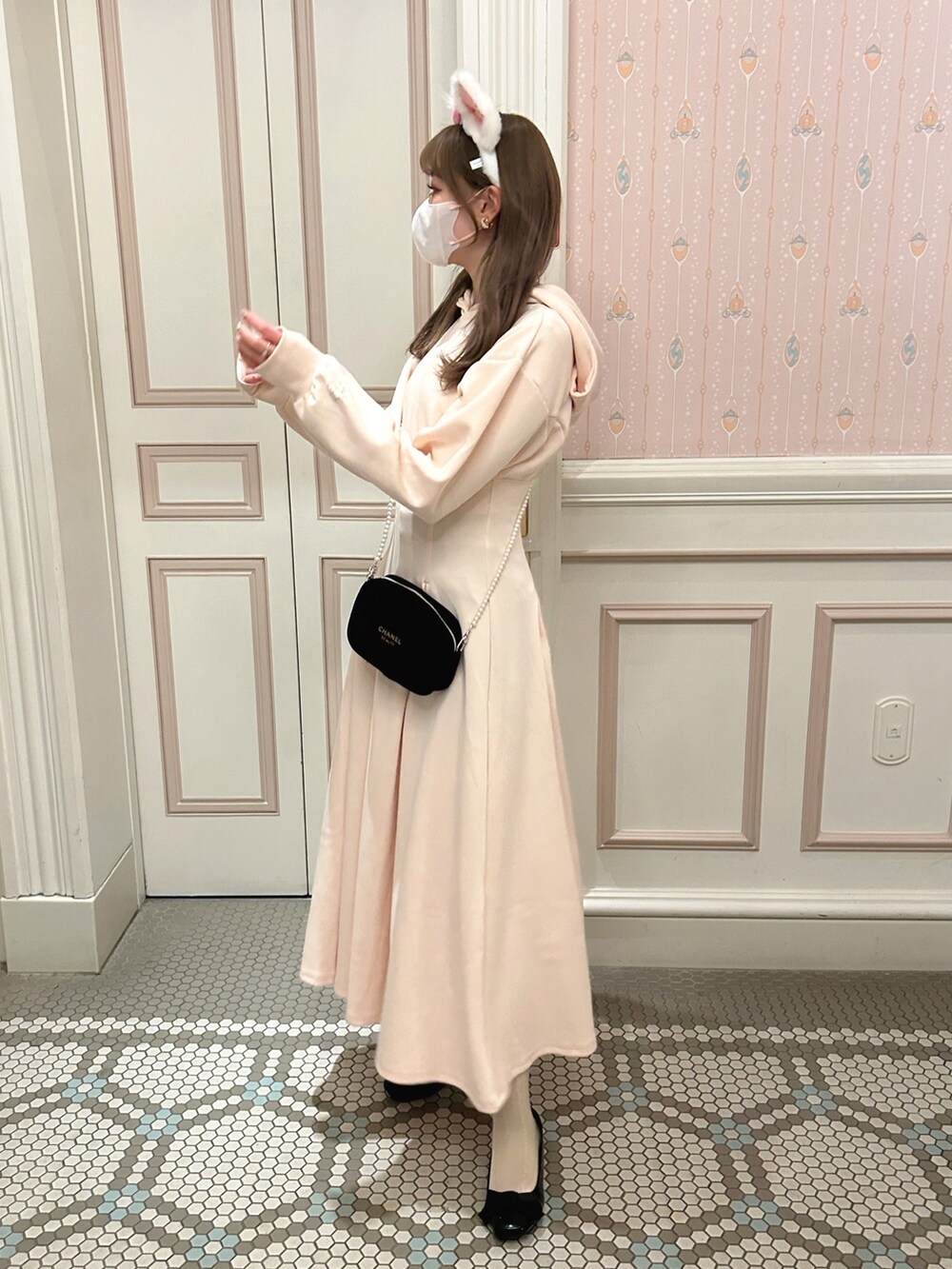 「ナイスクラップ、ワンピース、パーカー、パーカーコーデ、ロングワンピース、ピンクコーデ、ディズニー、ディズニーコーデ、ディズニーランド、マリーちゃんコーデ、マリーちゃん」｜「one after another NICE CLAUPのアイテム（ワンピース、ピンク系）」を使った、けるさん（レディース・159cm）の冬コーディネートの3枚目の写真