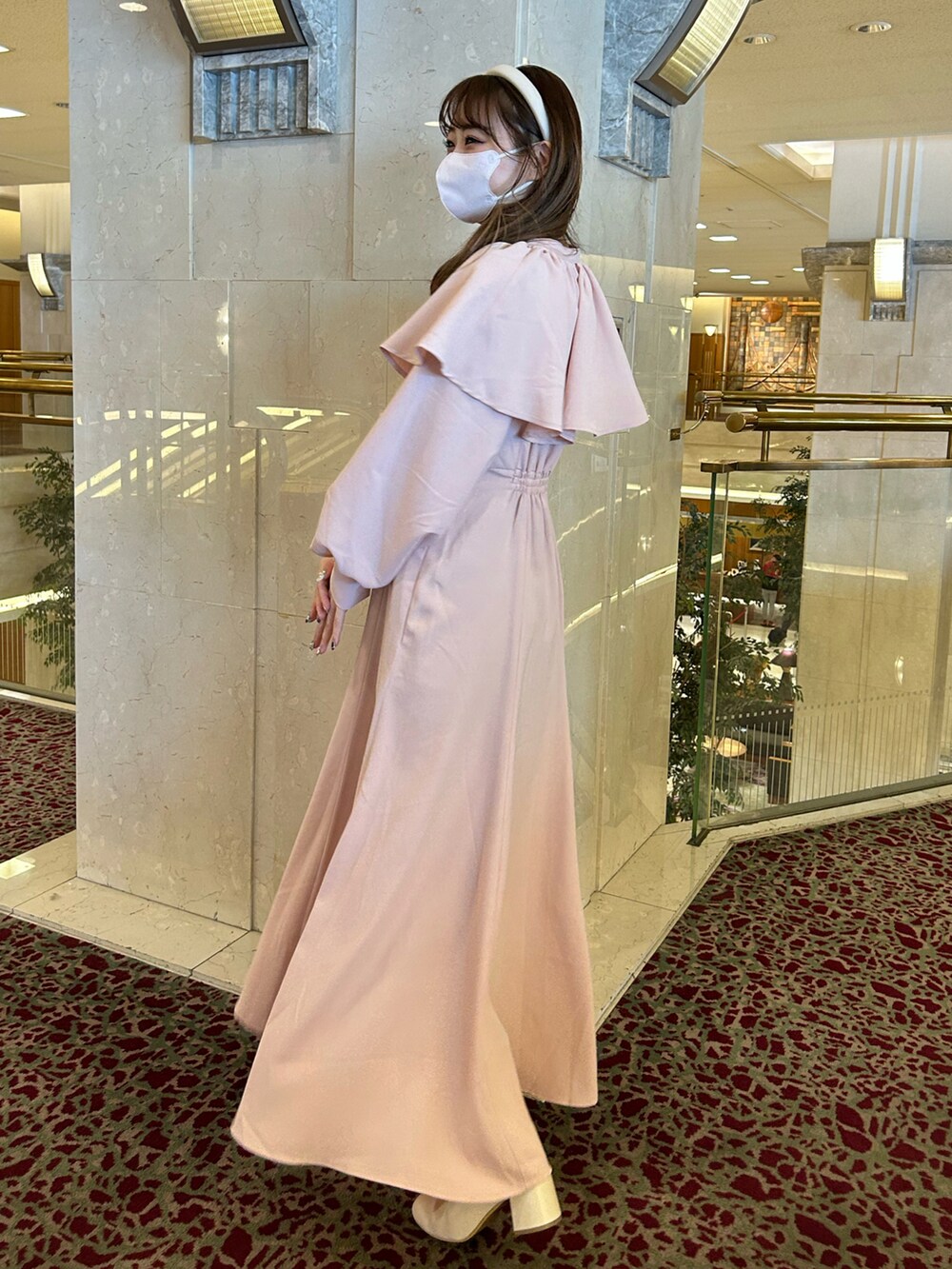 「ナイスクラップ、ワンピース、ケープ、ロングワンピース、春コーデ、春、ブーツ、ワントーンコーデ、ピンク、ピンクコーデ、カチューシャ」｜「one after another NICE CLAUPの【スタッフ考案】取り外し可能/ケープロングワンピース（ワンピース、ピンク系）」を使った、けるさん（レディース・159cm）の冬コーディネートの2枚目の写真