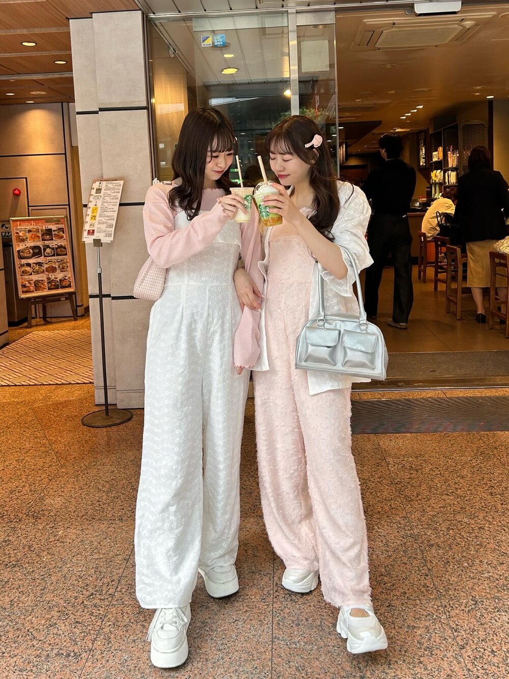 「ナイスクラップ、春服みてみて、春服、おでかけコーデ、お花見コーデ、花柄、サロペット、シミラールック」｜「one after another NICE CLAUPの【flower collection】フラワーサロペット（サロペット/オーバーオール、ピンク系）」を使った、けるさん（レディース・159cm）の春コーディネートの2枚目の写真