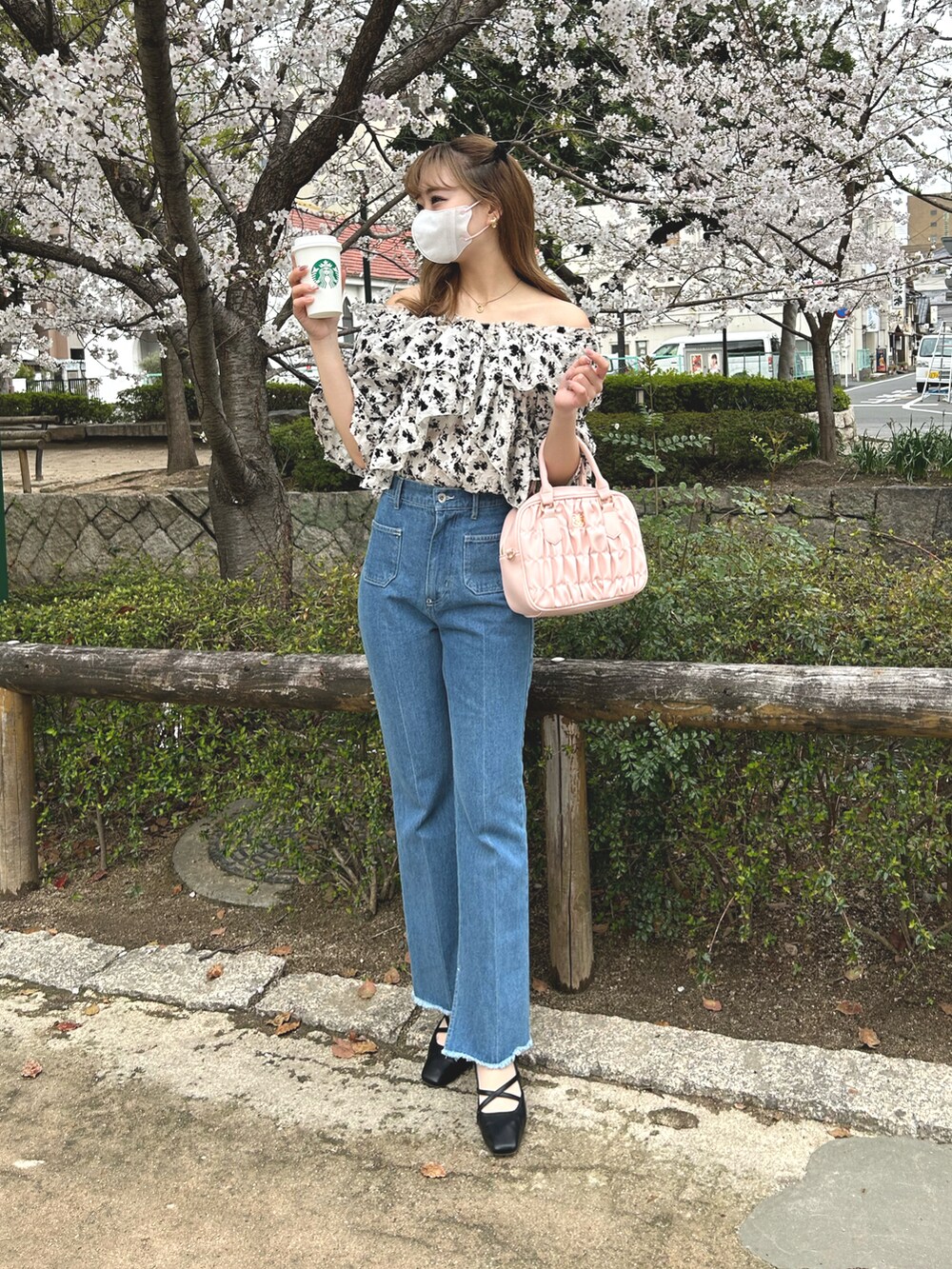 「ナイスクラップ、春コーデ、春、お花見コーデ、お花見、桜、デニム、デニムパンツ、ブラウス、骨格ウェーブ、ピンク」｜「one after another NICE CLAUPのヘルシーな肌見せ。2wayオフショルブラウス（シャツ/ブラウス、ブラック系）」を使った、けるさん（レディース・159cm）の春コーディネートの3枚目の写真