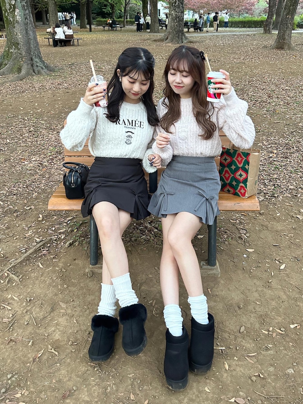 「ナイスクラップ、冬コーデ、ニット、ピンク、リボン、ミニスカート、ムートンブーツ、ルーズソックス」｜「one after another NICE CLAUPのフロント刺繍ケーブルニット（ニット/セーター、ピンク系）」を使った、けるさん（レディース・159cm）の秋コーディネートの3枚目の写真