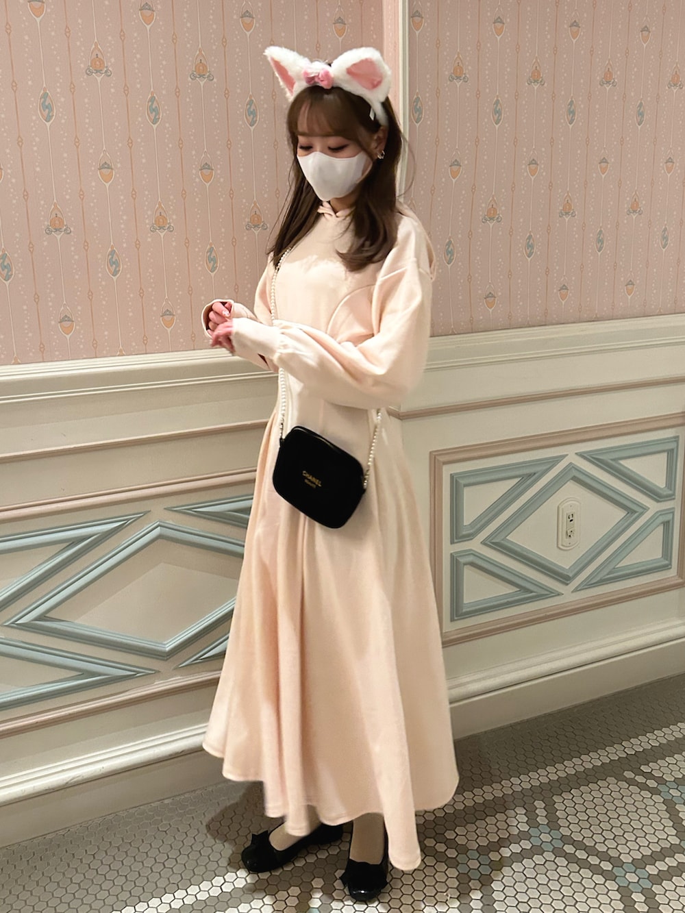 「ナイスクラップ、ワンピース、パーカー、パーカーコーデ、ロングワンピース、ピンクコーデ、ディズニー、ディズニーコーデ、ディズニーランド、マリーちゃんコーデ、マリーちゃん」｜「one after another NICE CLAUPのアイテム（ワンピース、ピンク系）」を使った、けるさん（レディース・159cm）の冬コーディネートの4枚目の写真