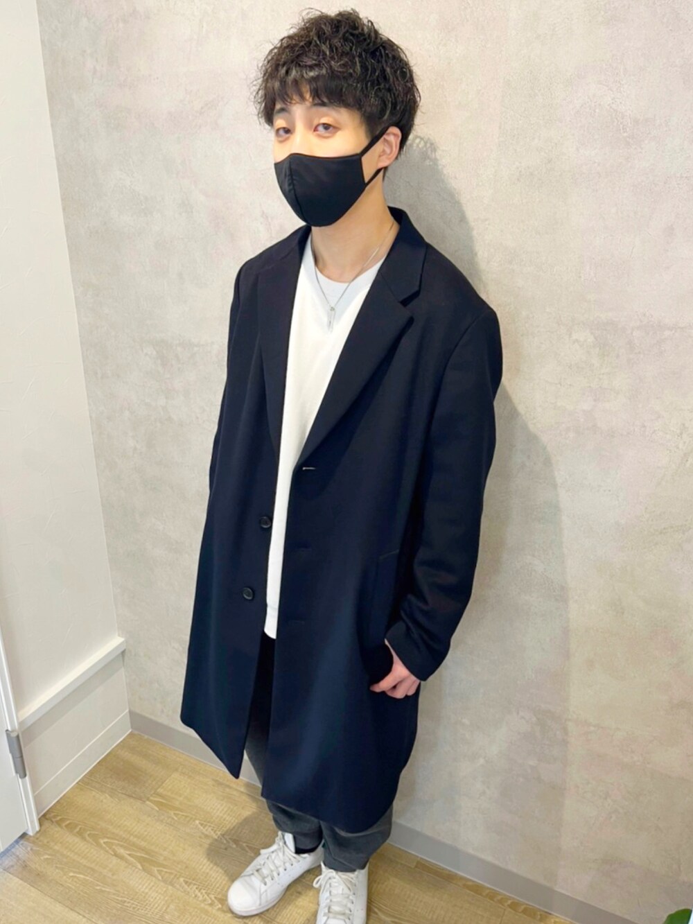 ホワイト系のニット/セーター、その他のチェスターコート、グレー系のスウェットパンツを着用したメンズの冬コーディネートの3枚目の写真