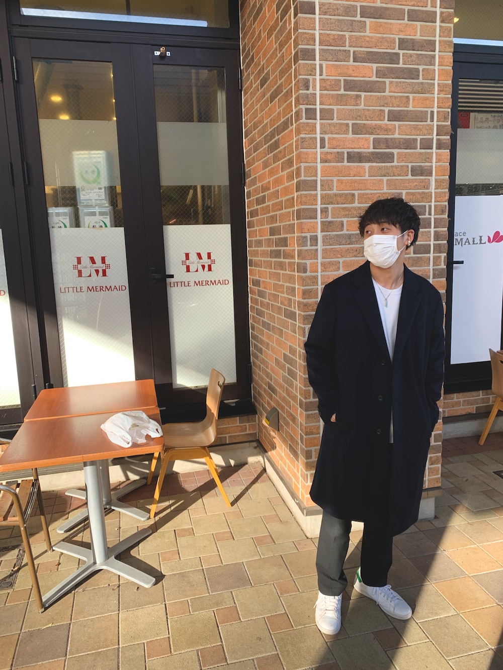 ホワイト系のニット/セーター、ブラック系のスラックス、ホワイト系のスニーカーを着用したメンズの冬コーディネートの3枚目の写真