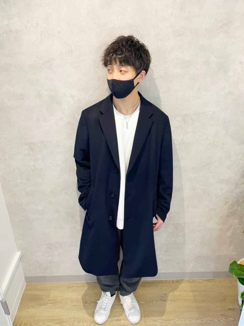 ホワイト系のニット/セーター、その他のチェスターコート、グレー系のスウェットパンツを着用したメンズの冬コーディネートの2枚目の写真