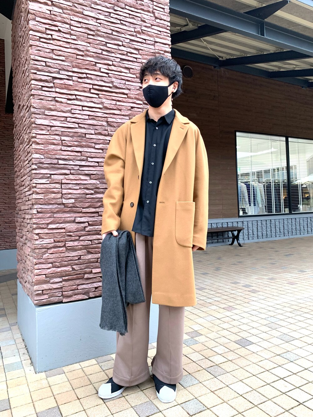 「オトナカジュアル、チェスターコート キャメル、ワイドパンツ、シャツスタイル、きれいめカジュアル、黒シャツ、フレアパンツ、シャツ、スリッポン、スリッポン 黒、チョコ色に染まれ」｜「OX JEWELRYの2WAY Silver Ear Cuff L（イヤーカフ、シルバー系）」を使った、kosukeさん（メンズ・173cm）の冬コーディネートの2枚目の写真