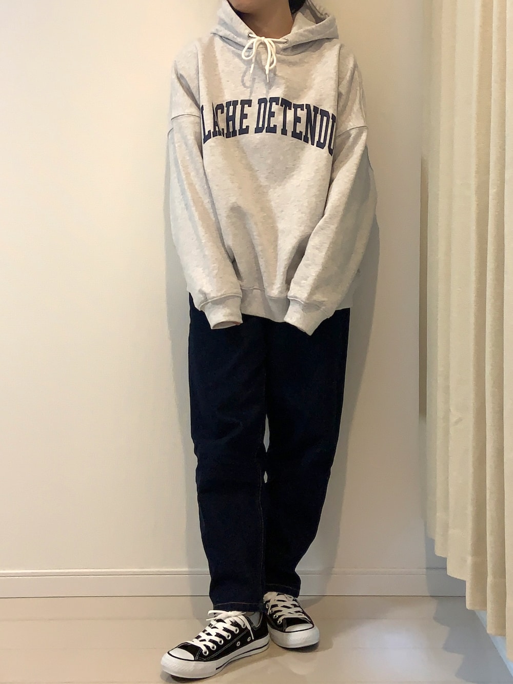 グリーン系のモッズコート、ベージュ系のミリタリージャケット、グレー系のパーカーを着用したレディースの冬コーディネートの2枚目の写真