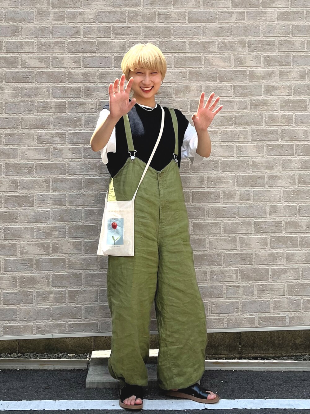 グリーン系のその他パンツ、ブラック系のベスト、ブラック系のサンダルを着用したレディースの夏コーディネートの3枚目の写真