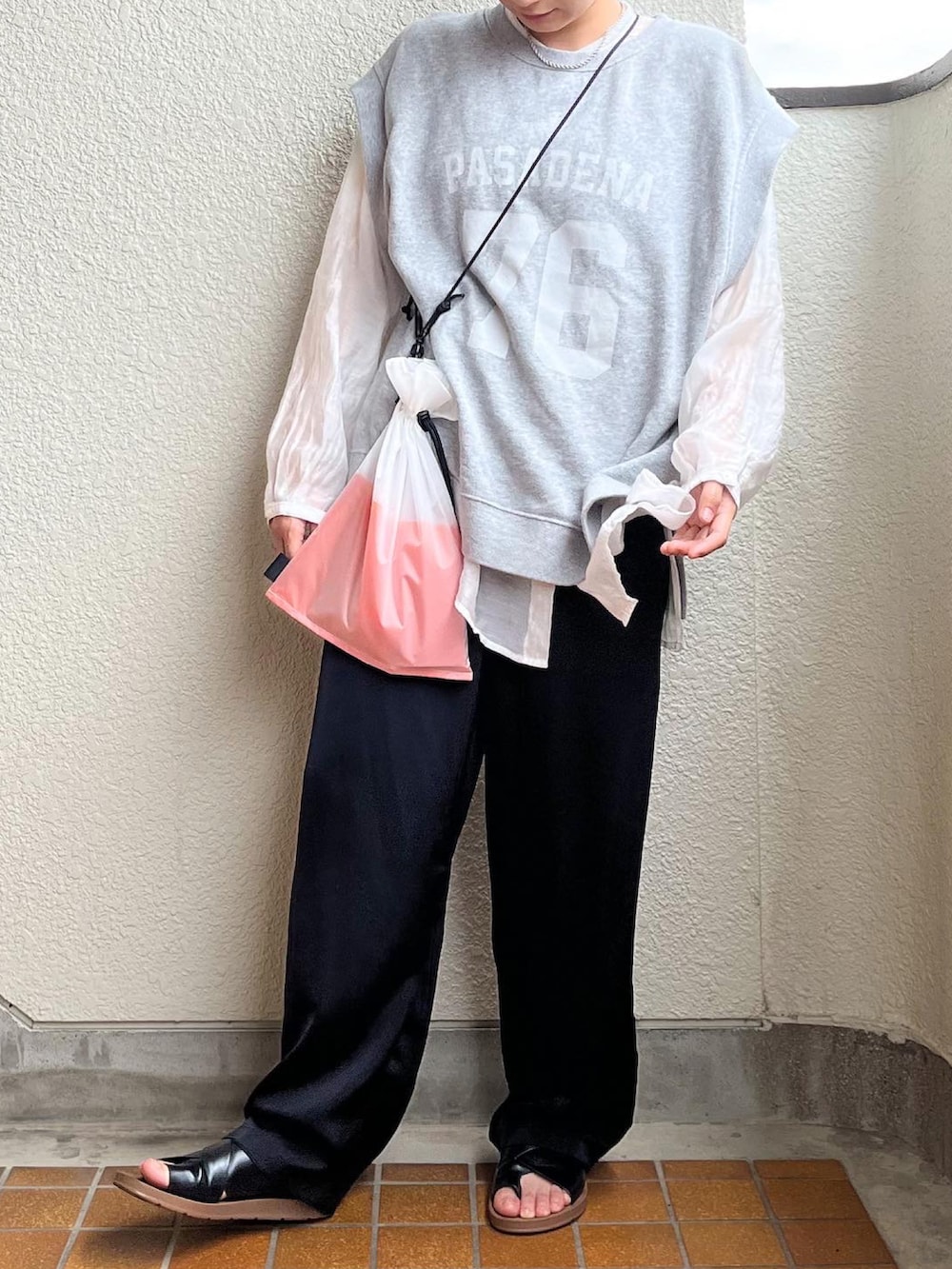 ブラック系のパンツ、グレー系のベスト、ホワイト系のシャツ/ブラウスを着用したレディースの春コーディネートの2枚目の写真