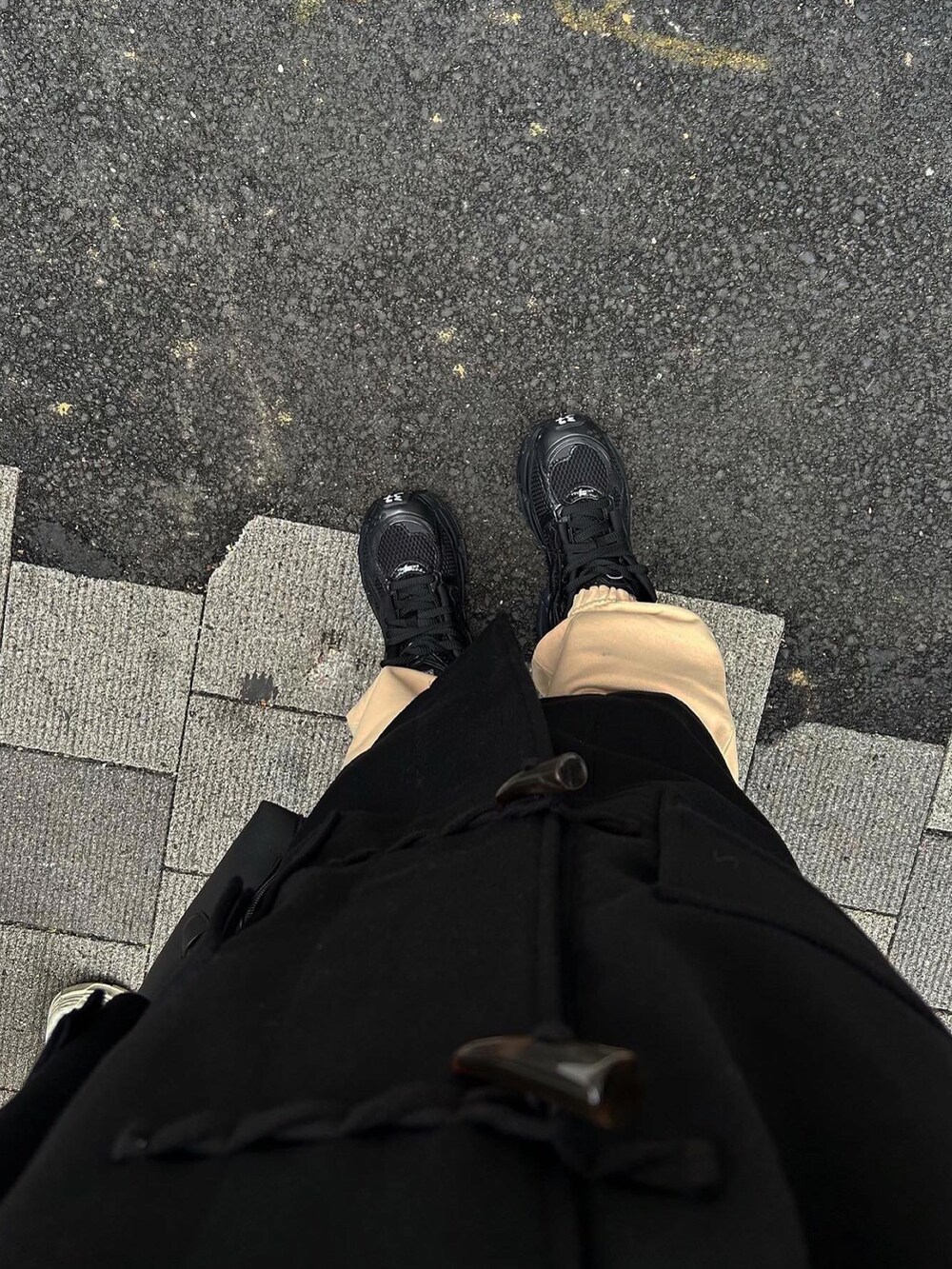 ブラック系のダッフルコート、ブラック系の帽子を着用したレディースの冬コーディネートの2枚目の写真