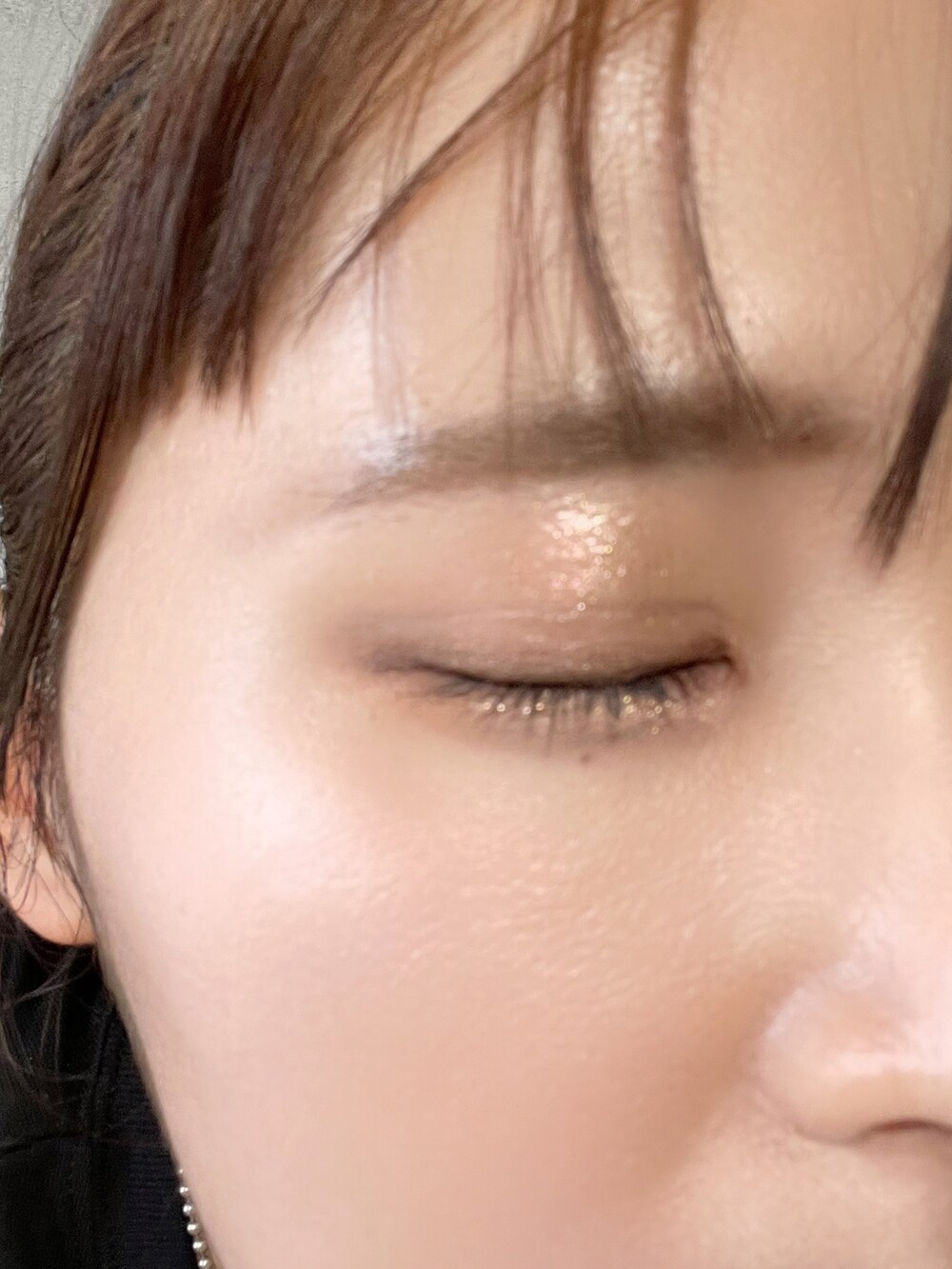 ブルー系のデニムパンツ、ブラック系のTシャツ/カットソー、ホワイト系のアナログ腕時計を着用したレディースの夏コーディネートの2枚目の写真