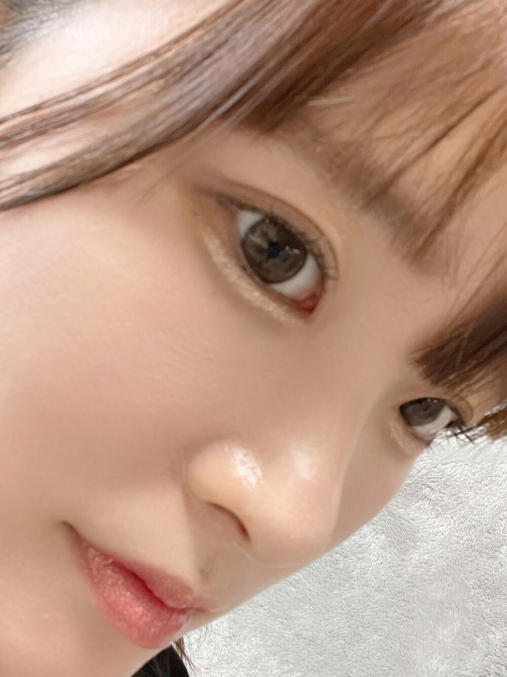 ブルー系のデニムパンツ、ブラック系のTシャツ/カットソー、ホワイト系のアナログ腕時計を着用したレディースの夏コーディネートの3枚目の写真