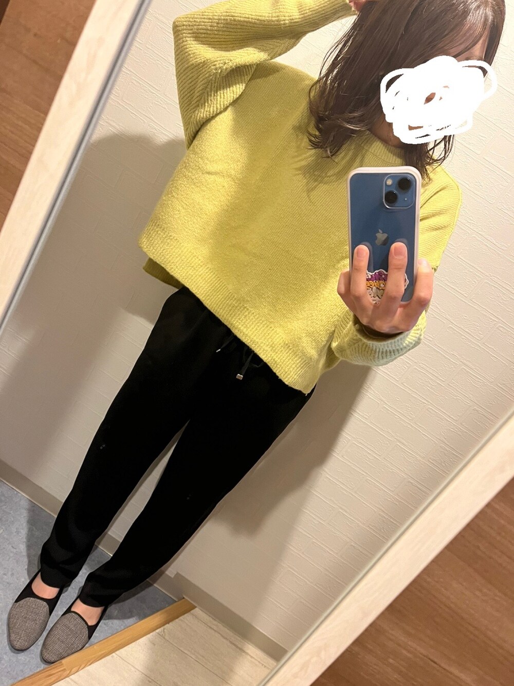 ブラック系のパンツ、イエロー系のニット/セーターを着用したレディースの秋コーディネートの2枚目の写真