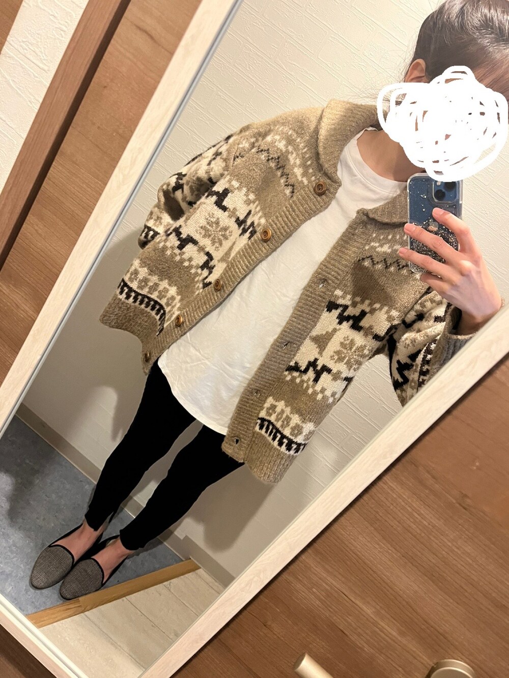 「あったかコーデ、休日スタイル、オトナカワイイ、ゆるニット、大人女子、オーバーサイズ、低身長コーデ、秋のコーデ、GU、ゆったりコーデ、きれいめカジュアル、セーター」｜「earth music&ecologyのカウチンニット（その他アウター、ベージュ系）」を使った、Maさん（レディース・160cm）の秋コーディネートの2枚目の写真