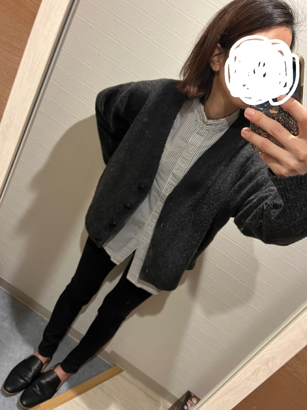 ブラック系のデニムパンツ、ブラック系のシューズを着用したレディースの秋コーディネートの2枚目の写真