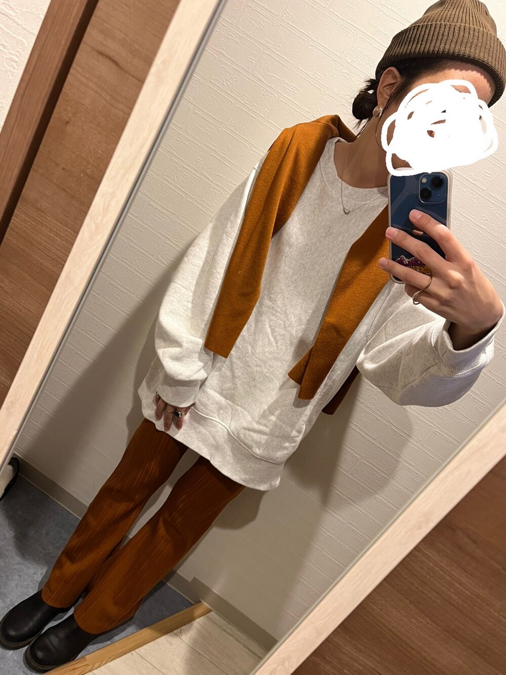 その他のパンツ、ベージュ系のパーカーを着用したレディースの秋コーディネートの2枚目の写真