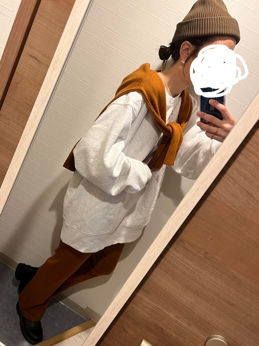 その他のパンツ、ベージュ系のパーカーを着用したレディースの秋コーディネートの3枚目の写真