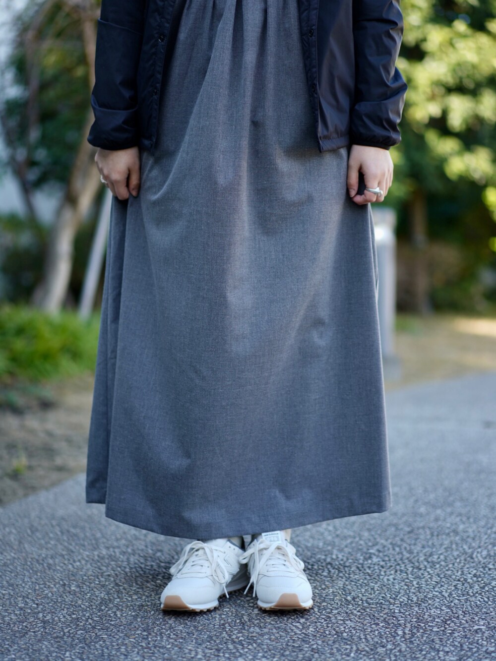 ブラック系のブルゾン、グレー系のジャンパースカート、ブルー系のTシャツ/カットソーを着用したレディースの冬コーディネートの4枚目の写真