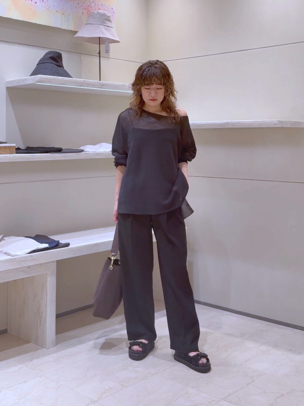 ブラック系のニット/セーター、ブラック系のその他パンツ、ブラック系のサンダルを着用したレディースの春コーディネートの4枚目の写真