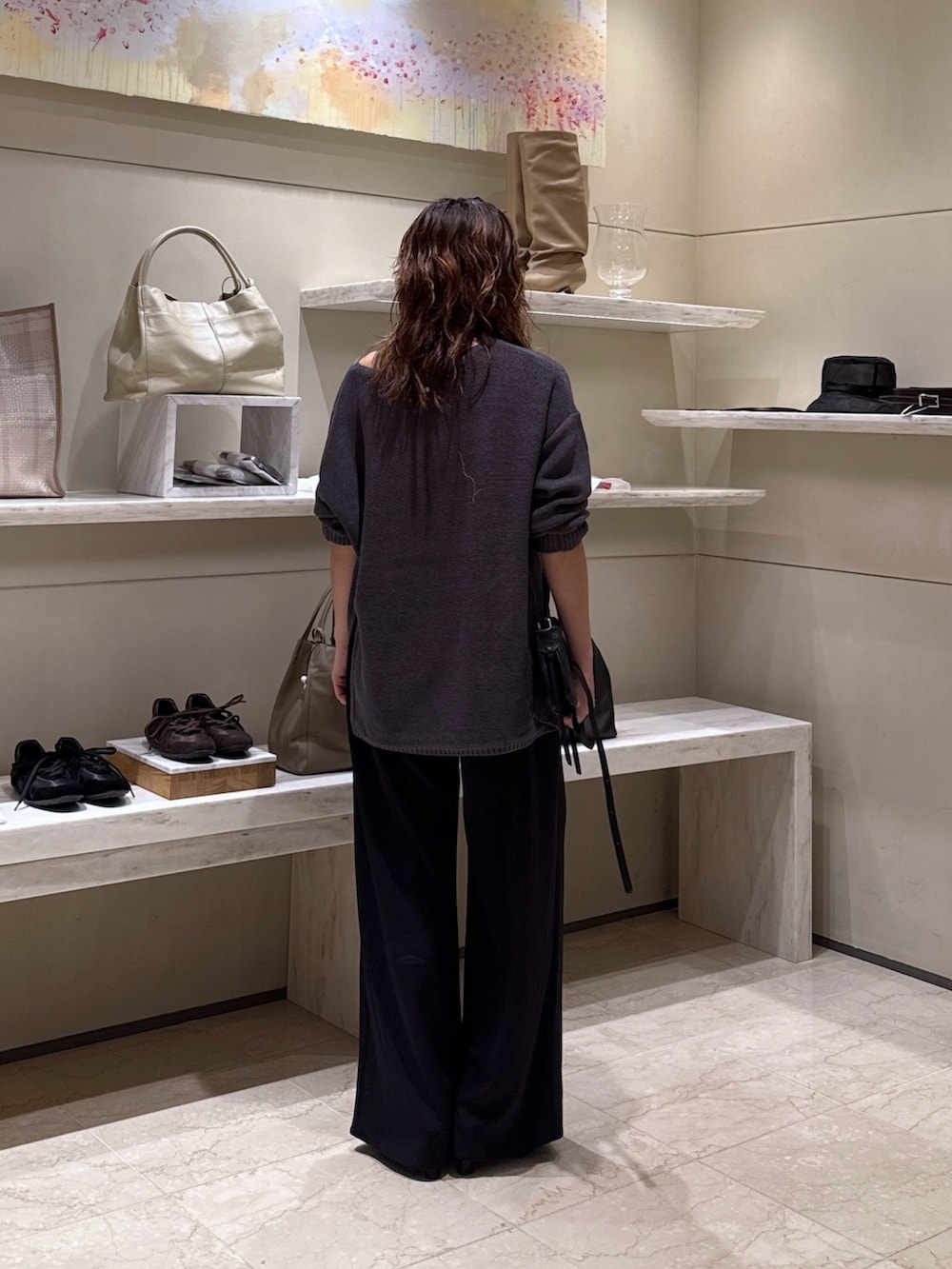 ブラック系のその他パンツ、グレー系のニット/セーター、ブラック系のサンダルを着用したレディースの春コーディネートの4枚目の写真