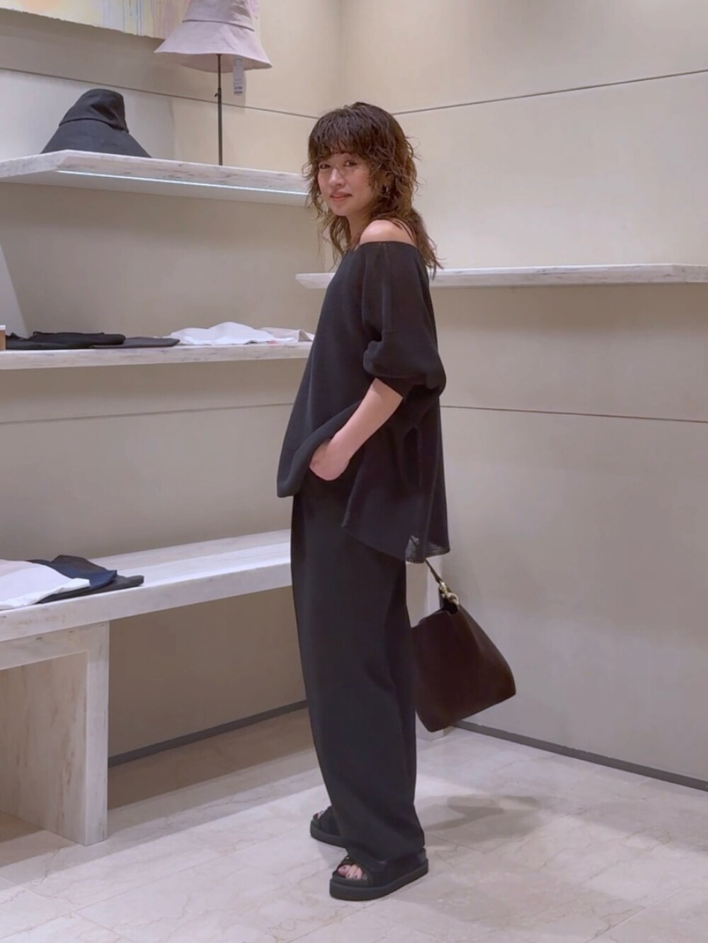 ブラック系のニット/セーター、ブラック系のその他パンツ、ブラック系のサンダルを着用したレディースの春コーディネートの2枚目の写真