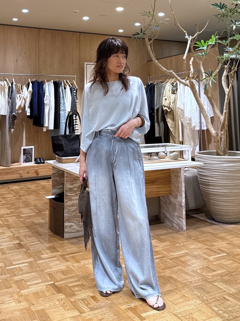 ブルー系のシャツ/ブラウス、ブラウン系のその他シューズ、ブルー系のその他パンツを着用したレディースの夏コーディネートの4枚目の写真