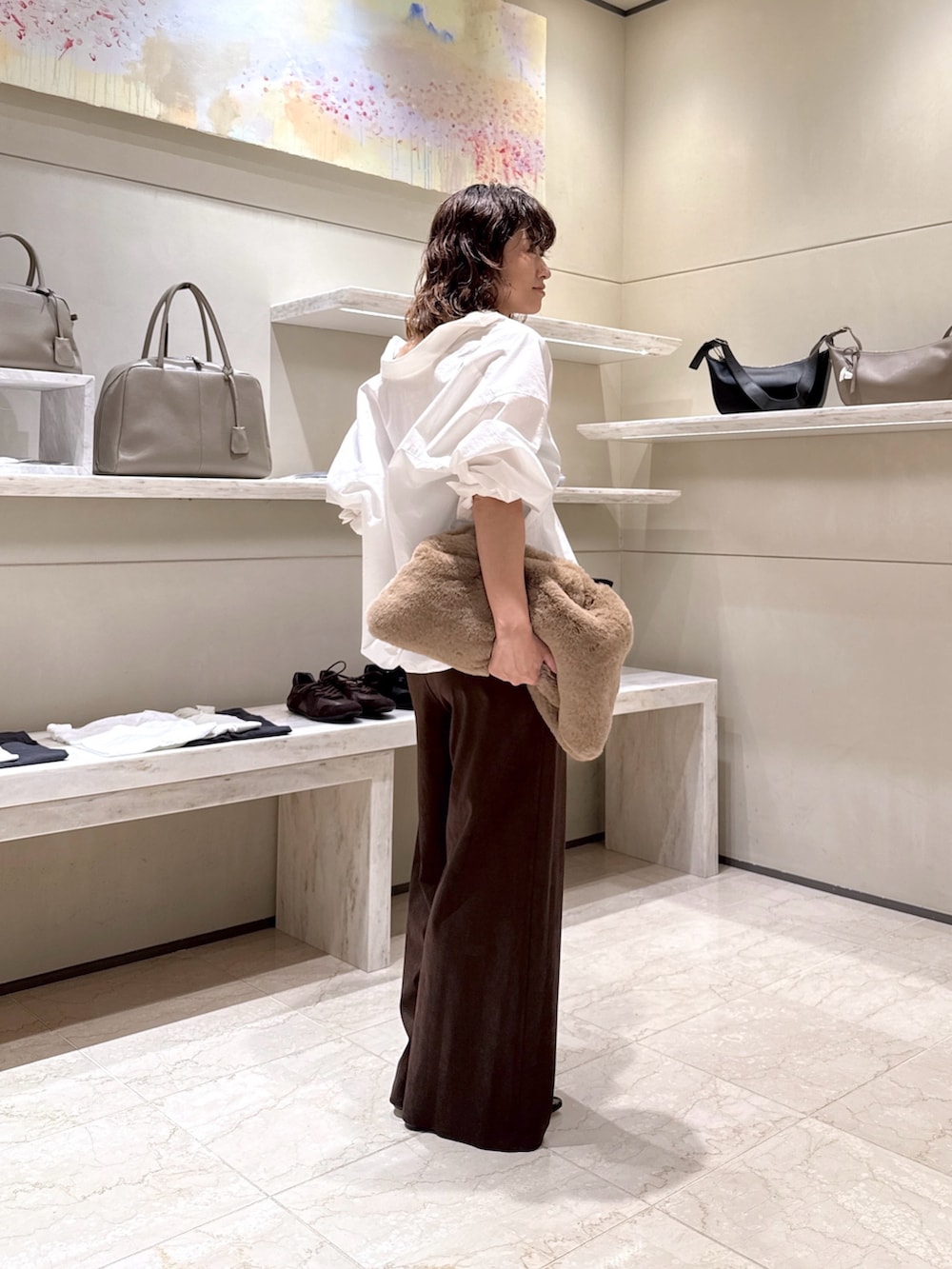 ホワイト系のシャツ/ブラウス、ブラウン系のその他パンツ、ブラウン系のスリッポンを着用したレディースの秋コーディネートの2枚目の写真