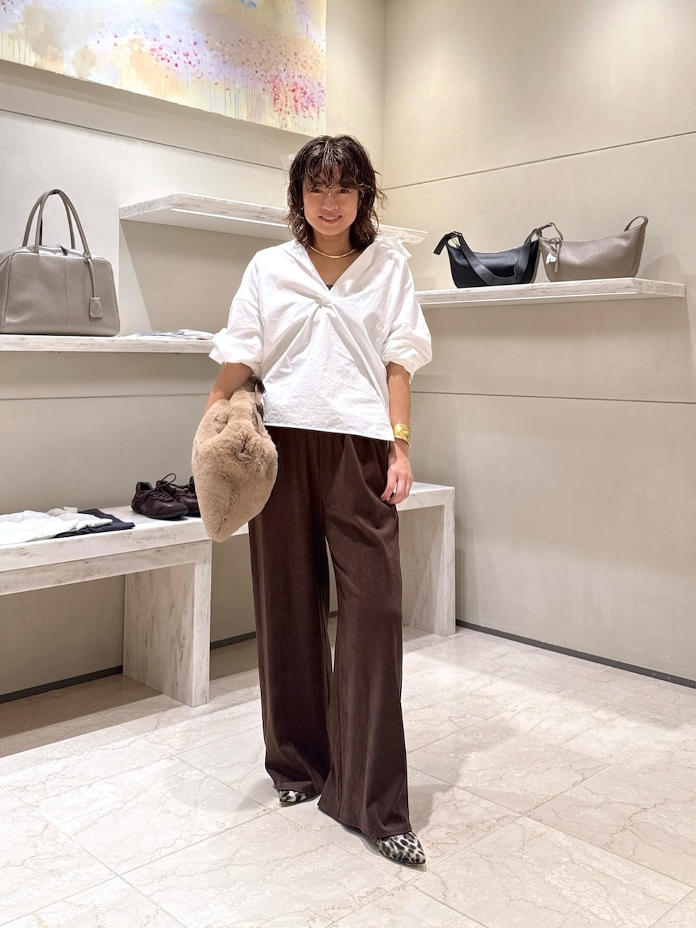 ホワイト系のシャツ/ブラウス、ブラウン系のその他パンツ、ブラウン系のスリッポンを着用したレディースの秋コーディネートの4枚目の写真