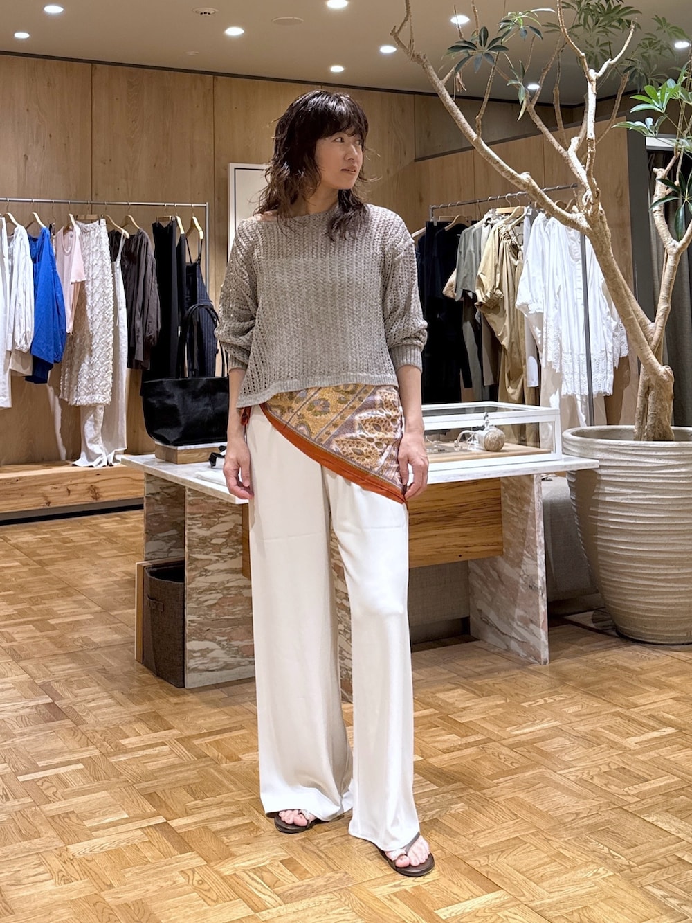 グレー系のパーカー、ベージュ系のその他パンツ、ブラウン系のその他シューズを着用したレディースの夏コーディネートの4枚目の写真