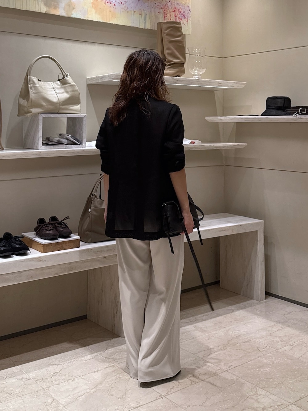 ブラック系のテーラードジャケット、ベージュ系のその他パンツ、ベージュ系のTシャツ/カットソーを着用したレディースの春コーディネートの3枚目の写真