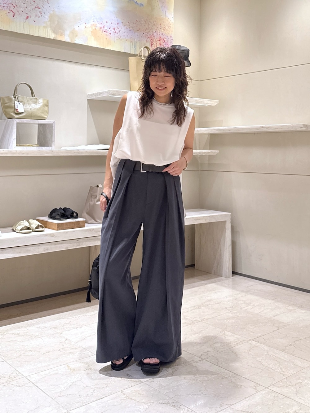 グレー系のその他パンツ、ブラック系のトートバッグ、ホワイト系のTシャツ/カットソーを着用したレディースの夏コーディネートの3枚目の写真
