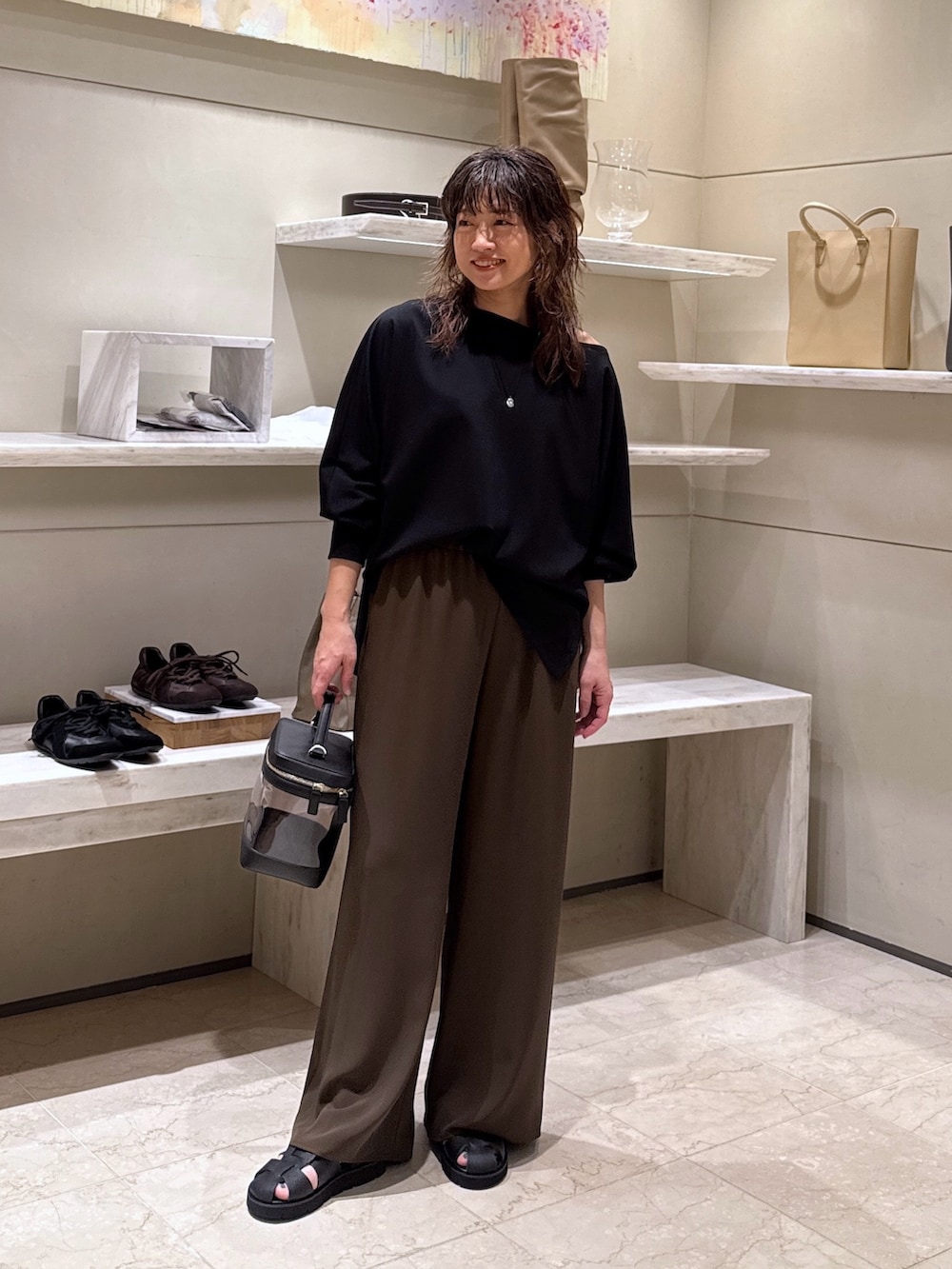 ブラウン系のその他パンツ、ブラック系のサンダル、ブラック系のショルダーバッグを着用したレディースの春コーディネートの2枚目の写真