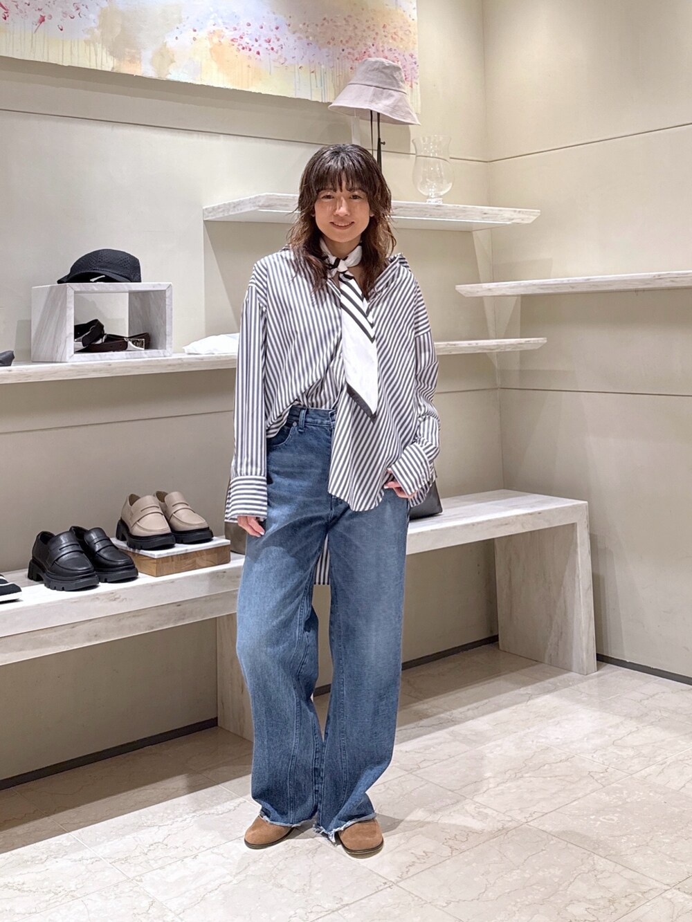 ブルー系のシャツ/ブラウス、ブルー系のデニムパンツ、イエロー系のローファーを着用したレディースの春コーディネートの2枚目の写真