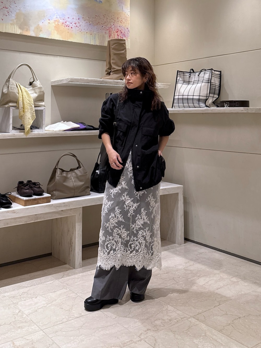 ブルー系のブルゾン、グレー系のその他パンツ、ブラック系のブーツを着用したレディースの冬コーディネートの3枚目の写真