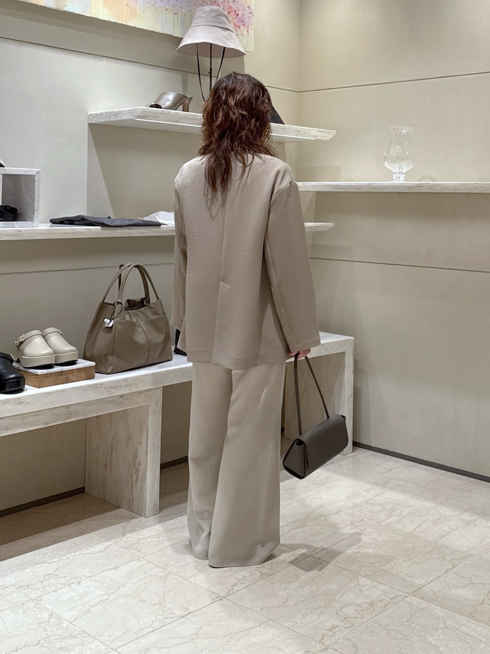 ベージュ系のその他アウター、ベージュ系のその他パンツ、ゴールド系のスリッポンを着用したレディースの春コーディネートの3枚目の写真