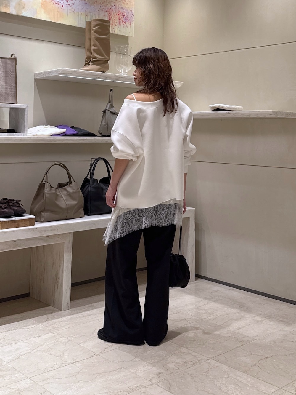 ホワイト系のシャツ/ブラウス、ブラック系のその他パンツ、ブラック系のトートバッグを着用したレディースの冬コーディネートの3枚目の写真