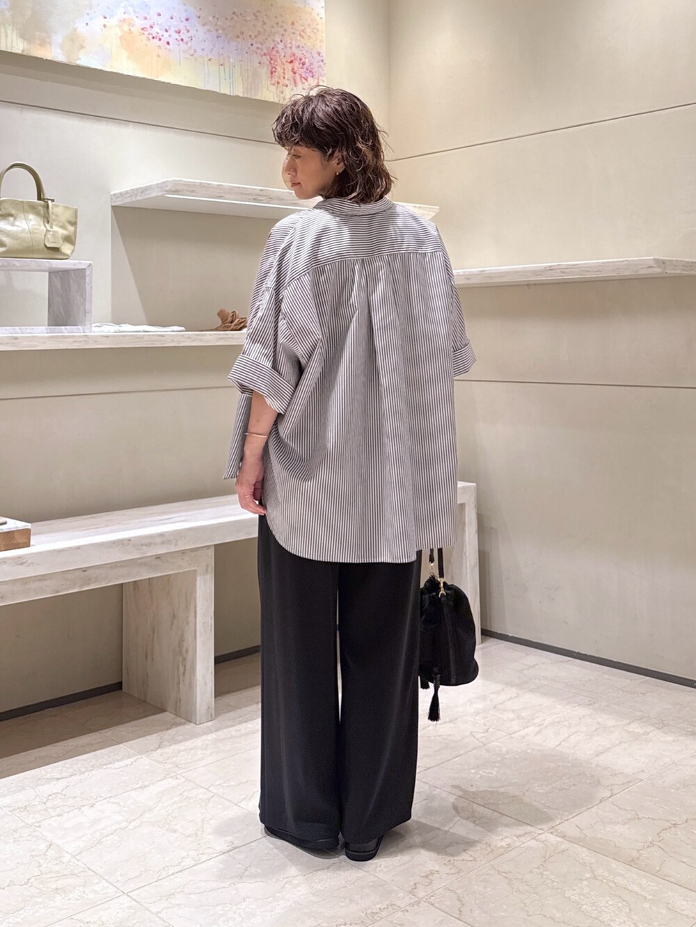 ブルー系のシャツ/ブラウス、ブラック系のその他パンツ、ブラック系のトートバッグを着用したレディースの夏コーディネートの3枚目の写真